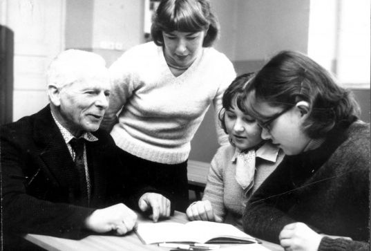 Profesor wraz z uczennicami Barbarą Skomrą i Grażyną Seniw. Matura 1980