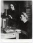 Maria Skłodowska-Curie i Irena Curie w pracowni Instytutu Radowego w Paryżu, 1923 r., autor nieznany, Muzeum Marii Skłodowskiej-Curie w Warszawie