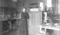 Maria Skłodowska-Curie w laboratorium, autor nienany,  fot. własna, ekspozycji Muzeum Marii Skłodowskiej-Curie W Warszawie